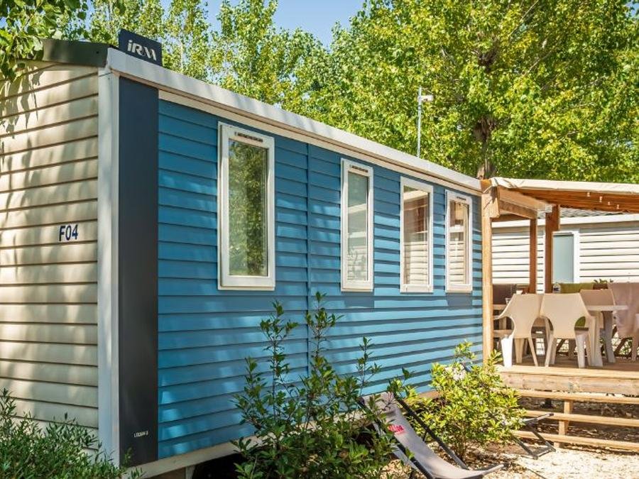 Camping Pas Cher vous présente avec son site Officiel campingpascher.fr, le Camping Les Pirons classé 5 étoiles, situé sur la commune de Les Sables D'olonne dans le département Vendée (Pays De La Loire) en France. Le camping Les Pirons, vous présente un hébergement de type mobil-home de 30 m² pour 6 personnes avec climatisation et télévision. Le camping Les Pirons vous proposeun séjour PAS CHER avec une REMISEdu sam. 06 juin au sam. 13 juin 2026, en promotion à -39% pour 7 nuits à 231,08 € au lieu de 382,0 € soit une Économie de 150,92 €. Cette location propose 26 dates différentes pour réserver votre séjour. Découvrez également les 91 autres gammes d'hébergements du camping. Les Avis clients pour le Camping Les Pirons sont de 7 sur 10. Mer, Parc aquatique, Piscine couverte, Piscine extérieure, Animations familiales, Club ados, Club enfants, Aire de jeux enfants, Canoë-kayak, Centre équestre, Cyclisme, Golf, Jet-ski, Paddle, Ping-pong, Plongée, Pétanque, Salle de fitness, Salle de jeux vidéo, Structure gonflable enfants, Surf, Terrain multisports, Trampoline, Bar, Dépôt de pain, Plats à emporter, Restaurant, Snack/Bar, Supermarché, Épicerie,... En savoir plus : cliquez-ICI.