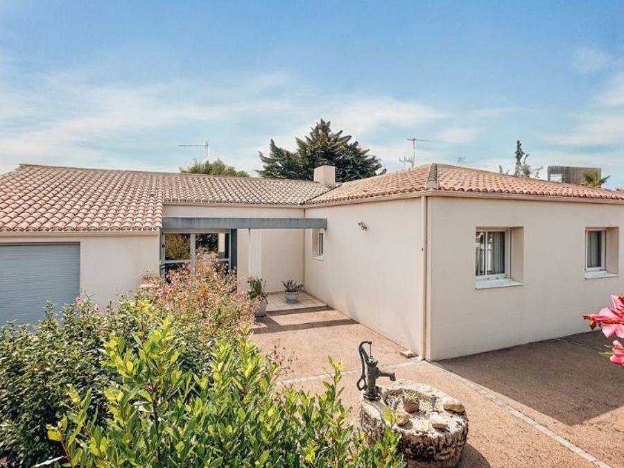 Camping Pas Cher vous présente avec son site Officiel campingpascher.fr, le Camping Les Pirons classé 5 étoiles, situé sur la commune de Les Sables D'olonne dans le département Vendée (Pays De La Loire) en France. Le camping Les Pirons vous propose un hébergement de type maison de 130 m² (télévision). L'établissement vous propose 90 autres types d'hébergements. Découvrez tous nos séjours à petits prix dans la commune et aux alentours de Les Sables D'olonne du département : Vendée (Pays De La Loire). Les Avis clients pour le Camping Les Pirons sont excellents avec une note moyenne de 8 sur 10. Mer, Parc aquatique, Piscine couverte, Piscine extérieure, Animations familiales, Club ados, Club enfants, Aire de jeux enfants, Canoë-kayak, Centre équestre, Cyclisme, Golf, Jet-ski, Paddle, Ping-pong, Plongée, Pétanque, Salle de fitness, Salle de jeux vidéo, Structure gonflable enfants, Surf, Terrain multisports, Trampoline, Bar, Dépôt de pain, Plats à emporter, Restaurant, Snack/Bar, Supermarché, Épicerie,... En savoir plus : cliquez-ICI.