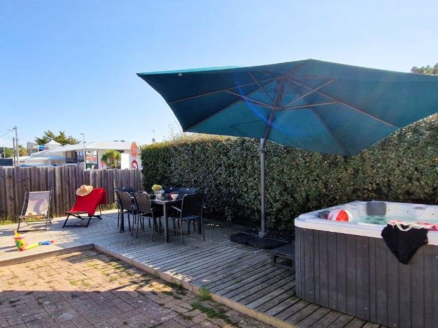 Camping Pas Cher vous présente avec son site Officiel campingpascher.fr, le Camping Les Pirons classé 5 étoiles, situé sur la commune de Les Sables D'olonne dans le département Vendée (Pays De La Loire) en France. Le camping Les Pirons vous propose un hébergement de type maison de 46 m² pour 8 personnes (télévision). L'établissement vous propose 90 autres types d'hébergements. Découvrez tous nos séjours à petits prix dans la commune et aux alentours de Les Sables D'olonne du département : Vendée (Pays De La Loire). Les Avis clients pour le Camping Les Pirons sont excellents avec une note moyenne de 8 sur 10. Mer, Parc aquatique, Piscine couverte, Piscine extérieure, Animations familiales, Club ados, Club enfants, Aire de jeux enfants, Canoë-kayak, Centre équestre, Cyclisme, Golf, Jet-ski, Paddle, Ping-pong, Plongée, Pétanque, Salle de fitness, Salle de jeux vidéo, Structure gonflable enfants, Surf, Terrain multisports, Trampoline, Bar, Dépôt de pain, Plats à emporter, Restaurant, Snack/Bar, Supermarché, Épicerie,... En savoir plus : cliquez-ICI.