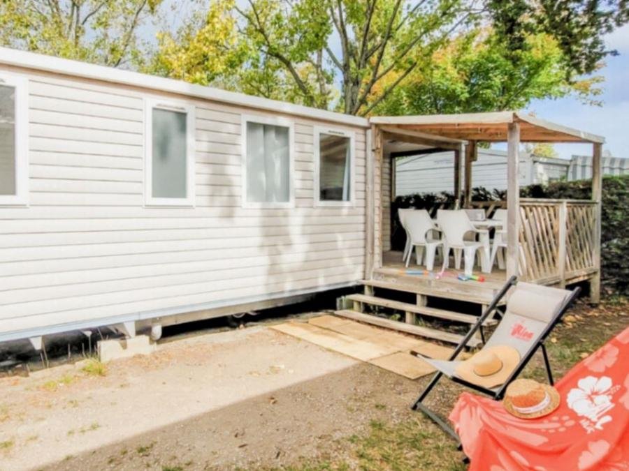 Camping Pas Cher vous présente avec son site Officiel campingpascher.fr, le Camping Les Pirons classé 5 étoiles, situé sur la commune de Les Sables D'olonne dans le département Vendée (Pays De La Loire) en France. Le camping Les Pirons vous propose un hébergement de type mobil-home pour 6 personnes avec climatisation (télévision). L'établissement vous propose 90 autres types d'hébergements. Découvrez tous nos séjours à petits prix dans la commune et aux alentours de Les Sables D'olonne du département : Vendée (Pays De La Loire). Les Avis clients pour le Camping Les Pirons sont excellents avec une note moyenne de 8 sur 10. Mer, Parc aquatique, Piscine couverte, Piscine extérieure, Animations familiales, Club ados, Club enfants, Aire de jeux enfants, Canoë-kayak, Centre équestre, Cyclisme, Golf, Jet-ski, Paddle, Ping-pong, Plongée, Pétanque, Salle de fitness, Salle de jeux vidéo, Structure gonflable enfants, Surf, Terrain multisports, Trampoline, Bar, Dépôt de pain, Plats à emporter, Restaurant, Snack/Bar, Supermarché, Épicerie,... En savoir plus : cliquez-ICI.