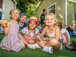 Camping Pas Cher vous présente avec son site Officiel campingpascher.fr, le Camping Les Pirons classé 5 étoiles, situé sur la commune de Les Sables D'olonne dans le département Vendée (Pays De La Loire) en France. Le camping Les Pirons vous propose un hébergement de type bungalow de 19 m² pour 5 personnes. L'établissement vous propose 72 autres types d'hébergements. Découvrez tous nos séjours à petits prix dans la commune et aux alentours de Les Sables D'olonne du département : Vendée (Pays De La Loire). Les Avis clients pour le Camping Les Pirons sont excellents avec une note moyenne de 8 sur 10. Mer, Parc aquatique, Piscine couverte, Piscine extérieure, Animations familiales, Club ados, Club enfants, Aire de jeux enfants, Canoë-kayak, Centre équestre, Cyclisme, Golf, Jet-ski, Paddle, Ping-pong, Plongée, Pétanque, Salle de fitness, Salle de jeux vidéo, Structure gonflable enfants, Surf, Terrain multisports, Trampoline, Bar, Dépôt de pain, Plats à emporter, Restaurant, Snack/Bar, Supermarché, Épicerie,... En savoir plus : cliquez-ICI.