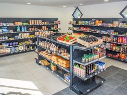 Camping Pas Cher vous présente avec son site Officiel campingpascher.fr, le Camping Les Pirons classé 5 étoiles, situé sur la commune de Les Sables D'olonne dans le département Vendée (Pays De La Loire) en France. Le camping Les Pirons vous propose un hébergement de type bungalow de 21 m² pour 5 personnes. L'établissement vous propose 81 autres types d'hébergements. Découvrez tous nos séjours à petits prix dans la commune et aux alentours de Les Sables D'olonne du département : Vendée (Pays De La Loire). Les Avis clients pour le Camping Les Pirons sont excellents avec une note moyenne de 8 sur 10. Mer, Parc aquatique, Piscine couverte, Piscine extérieure, Animations familiales, Club ados, Club enfants, Aire de jeux enfants, Canoë-kayak, Centre équestre, Cyclisme, Golf, Jet-ski, Paddle, Ping-pong, Plongée, Pétanque, Salle de fitness, Salle de jeux vidéo, Structure gonflable enfants, Surf, Terrain multisports, Trampoline, Bar, Dépôt de pain, Plats à emporter, Restaurant, Snack/Bar, Supermarché, Épicerie,... En savoir plus : cliquez-ICI.