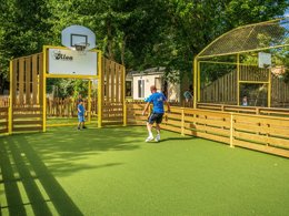 Camping Pas Cher vous présente avec son site Officiel campingpascher.fr, le Camping Les Pirons classé 5 étoiles, situé sur la commune de Les Sables D'olonne dans le département Vendée (Pays De La Loire) en France. Le camping Les Pirons vous propose un hébergement de type bungalow de 25 m² pour 5 personnes. L'établissement vous propose 81 autres types d'hébergements. Découvrez tous nos séjours à petits prix dans la commune et aux alentours de Les Sables D'olonne du département : Vendée (Pays De La Loire). Les Avis clients pour le Camping Les Pirons sont excellents avec une note moyenne de 8 sur 10. Mer, Parc aquatique, Piscine couverte, Piscine extérieure, Animations familiales, Club ados, Club enfants, Aire de jeux enfants, Canoë-kayak, Centre équestre, Cyclisme, Golf, Jet-ski, Paddle, Ping-pong, Plongée, Pétanque, Salle de fitness, Salle de jeux vidéo, Structure gonflable enfants, Surf, Terrain multisports, Trampoline, Bar, Dépôt de pain, Plats à emporter, Restaurant, Snack/Bar, Supermarché, Épicerie,... En savoir plus : cliquez-ICI.