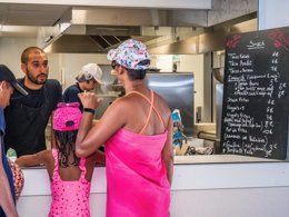 Camping Pas Cher vous présente avec son site Officiel campingpascher.fr, le Camping Les Pirons classé 5 étoiles, situé sur la commune de Les Sables D'olonne dans le département Vendée (Pays De La Loire) en France. Le camping Les Pirons vous propose un hébergement de type mobil-home de 16 m² pour 4 personnes (télévision). L'établissement vous propose 65 autres types d'hébergements. Découvrez tous nos séjours à petits prix dans la commune et aux alentours de Les Sables D'olonne du département : Vendée (Pays De La Loire). Les Avis clients pour le Camping Les Pirons sont excellents avec une note moyenne de 8 sur 10. Mer, Parc aquatique, Piscine couverte, Piscine extérieure, Animations familiales, Club ados, Club enfants, Aire de jeux enfants, Canoë-kayak, Centre équestre, Cyclisme, Golf, Jet-ski, Paddle, Ping-pong, Plongée, Pétanque, Salle de fitness, Salle de jeux vidéo, Structure gonflable enfants, Surf, Terrain multisports, Trampoline, Bar, Dépôt de pain, Plats à emporter, Restaurant, Snack/Bar, Supermarché, Épicerie,... En savoir plus : cliquez-ICI.