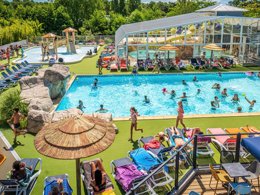 Camping Pas Cher vous présente avec son site Officiel campingpascher.fr, le Camping Les Pirons classé 5 étoiles, situé sur la commune de Les Sables D'olonne dans le département Vendée (Pays De La Loire) en France. Le camping Les Pirons vous propose un hébergement de type mobil-home de 28 m² pour 6 personnes (télévision). L'établissement vous propose 81 autres types d'hébergements. Découvrez tous nos séjours à petits prix dans la commune et aux alentours de Les Sables D'olonne du département : Vendée (Pays De La Loire). Les Avis clients pour le Camping Les Pirons sont excellents avec une note moyenne de 8 sur 10. Mer, Parc aquatique, Piscine couverte, Piscine extérieure, Animations familiales, Club ados, Club enfants, Aire de jeux enfants, Canoë-kayak, Centre équestre, Cyclisme, Golf, Jet-ski, Paddle, Ping-pong, Plongée, Pétanque, Salle de fitness, Salle de jeux vidéo, Structure gonflable enfants, Surf, Terrain multisports, Trampoline, Bar, Dépôt de pain, Plats à emporter, Restaurant, Snack/Bar, Supermarché, Épicerie,... En savoir plus : cliquez-ICI.