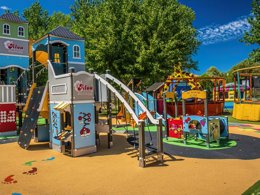 Camping Pas Cher vous présente avec son site Officiel campingpascher.fr, le Camping Les Pirons classé 5 étoiles, situé sur la commune de Les Sables D'olonne dans le département Vendée (Pays De La Loire) en France. Le camping Les Pirons vous propose un hébergement de type mobil-home de 21 m² pour 4 personnes (télévision). L'établissement vous propose 65 autres types d'hébergements. Découvrez tous nos séjours à petits prix dans la commune et aux alentours de Les Sables D'olonne du département : Vendée (Pays De La Loire). Les Avis clients pour le Camping Les Pirons sont excellents avec une note moyenne de 8 sur 10. Mer, Parc aquatique, Piscine couverte, Piscine extérieure, Animations familiales, Club ados, Club enfants, Aire de jeux enfants, Canoë-kayak, Centre équestre, Cyclisme, Golf, Jet-ski, Paddle, Ping-pong, Plongée, Pétanque, Salle de fitness, Salle de jeux vidéo, Structure gonflable enfants, Surf, Terrain multisports, Trampoline, Bar, Dépôt de pain, Plats à emporter, Restaurant, Snack/Bar, Supermarché, Épicerie,... En savoir plus : cliquez-ICI.