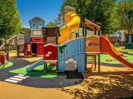 Camping Pas Cher vous présente avec son site Officiel campingpascher.fr, le Camping Les Pirons classé 5 étoiles, situé sur la commune de Les Sables D'olonne dans le département Vendée (Pays De La Loire) en France. Le camping Les Pirons vous propose un hébergement de type bungalow de 21 m² pour 5 personnes. L'établissement vous propose 81 autres types d'hébergements. Découvrez tous nos séjours à petits prix dans la commune et aux alentours de Les Sables D'olonne du département : Vendée (Pays De La Loire). Les Avis clients pour le Camping Les Pirons sont excellents avec une note moyenne de 8 sur 10. Mer, Parc aquatique, Piscine couverte, Piscine extérieure, Animations familiales, Club ados, Club enfants, Aire de jeux enfants, Canoë-kayak, Centre équestre, Cyclisme, Golf, Jet-ski, Paddle, Ping-pong, Plongée, Pétanque, Salle de fitness, Salle de jeux vidéo, Structure gonflable enfants, Surf, Terrain multisports, Trampoline, Bar, Dépôt de pain, Plats à emporter, Restaurant, Snack/Bar, Supermarché, Épicerie,... En savoir plus : cliquez-ICI.