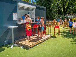 Camping Pas Cher vous présente avec son site Officiel campingpascher.fr, le Camping Les Pirons classé 5 étoiles, situé sur la commune de Les Sables D'olonne dans le département Vendée (Pays De La Loire) en France. Le camping Les Pirons vous propose un hébergement de type mobil-home de 35 m² pour 6 personnes (télévision). L'établissement vous propose 81 autres types d'hébergements. Découvrez tous nos séjours à petits prix dans la commune et aux alentours de Les Sables D'olonne du département : Vendée (Pays De La Loire). Les Avis clients pour le Camping Les Pirons sont excellents avec une note moyenne de 8 sur 10. Mer, Parc aquatique, Piscine couverte, Piscine extérieure, Animations familiales, Club ados, Club enfants, Aire de jeux enfants, Canoë-kayak, Centre équestre, Cyclisme, Golf, Jet-ski, Paddle, Ping-pong, Plongée, Pétanque, Salle de fitness, Salle de jeux vidéo, Structure gonflable enfants, Surf, Terrain multisports, Trampoline, Bar, Dépôt de pain, Plats à emporter, Restaurant, Snack/Bar, Supermarché, Épicerie,... En savoir plus : cliquez-ICI.