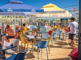 Camping Pas Cher vous présente avec son site Officiel campingpascher.fr, le Camping Les Pirons classé 5 étoiles, situé sur la commune de Les Sables D'olonne dans le département Vendée (Pays De La Loire) en France. Le camping Les Pirons vous propose un hébergement de type mobil-home de 18 m² pour 4 personnes (télévision). L'établissement vous propose 65 autres types d'hébergements. Découvrez tous nos séjours à petits prix dans la commune et aux alentours de Les Sables D'olonne du département : Vendée (Pays De La Loire). Les Avis clients pour le Camping Les Pirons sont excellents avec une note moyenne de 8 sur 10. Mer, Parc aquatique, Piscine couverte, Piscine extérieure, Animations familiales, Club ados, Club enfants, Aire de jeux enfants, Canoë-kayak, Centre équestre, Cyclisme, Golf, Jet-ski, Paddle, Ping-pong, Plongée, Pétanque, Salle de fitness, Salle de jeux vidéo, Structure gonflable enfants, Surf, Terrain multisports, Trampoline, Bar, Dépôt de pain, Plats à emporter, Restaurant, Snack/Bar, Supermarché, Épicerie,... En savoir plus : cliquez-ICI.