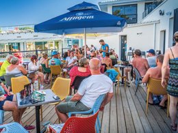 Camping Pas Cher vous présente avec son site Officiel campingpascher.fr, le Camping Les Pirons classé 5 étoiles, situé sur la commune de Les Sables D'olonne dans le département Vendée (Pays De La Loire) en France. Le camping Les Pirons vous propose un hébergement de type bungalow de 19 m² pour 5 personnes. L'établissement vous propose 81 autres types d'hébergements. Découvrez tous nos séjours à petits prix dans la commune et aux alentours de Les Sables D'olonne du département : Vendée (Pays De La Loire). Les Avis clients pour le Camping Les Pirons sont excellents avec une note moyenne de 8 sur 10. Mer, Parc aquatique, Piscine couverte, Piscine extérieure, Animations familiales, Club ados, Club enfants, Aire de jeux enfants, Canoë-kayak, Centre équestre, Cyclisme, Golf, Jet-ski, Paddle, Ping-pong, Plongée, Pétanque, Salle de fitness, Salle de jeux vidéo, Structure gonflable enfants, Surf, Terrain multisports, Trampoline, Bar, Dépôt de pain, Plats à emporter, Restaurant, Snack/Bar, Supermarché, Épicerie,... En savoir plus : cliquez-ICI.