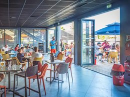 Camping Pas Cher vous présente avec son site Officiel campingpascher.fr, le Camping Les Pirons classé 5 étoiles, situé sur la commune de Les Sables D'olonne dans le département Vendée (Pays De La Loire) en France. Le camping Les Pirons vous propose un hébergement de type mobil-home de 23 m² pour 6 personnes (télévision). L'établissement vous propose 81 autres types d'hébergements. Découvrez tous nos séjours à petits prix dans la commune et aux alentours de Les Sables D'olonne du département : Vendée (Pays De La Loire). Les Avis clients pour le Camping Les Pirons sont excellents avec une note moyenne de 8 sur 10. Mer, Parc aquatique, Piscine couverte, Piscine extérieure, Animations familiales, Club ados, Club enfants, Aire de jeux enfants, Canoë-kayak, Centre équestre, Cyclisme, Golf, Jet-ski, Paddle, Ping-pong, Plongée, Pétanque, Salle de fitness, Salle de jeux vidéo, Structure gonflable enfants, Surf, Terrain multisports, Trampoline, Bar, Dépôt de pain, Plats à emporter, Restaurant, Snack/Bar, Supermarché, Épicerie,... En savoir plus : cliquez-ICI.