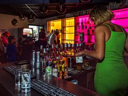 Camping Pas Cher vous présente avec son site Officiel campingpascher.fr, le Camping Les Pirons classé 5 étoiles, situé sur la commune de Les Sables D'olonne dans le département Vendée (Pays De La Loire) en France. Le camping Les Pirons vous propose un hébergement de type mobil-home de 23 m² pour 4 personnes (télévision). L'établissement vous propose 68 autres types d'hébergements. Découvrez tous nos séjours à petits prix dans la commune et aux alentours de Les Sables D'olonne du département : Vendée (Pays De La Loire). Les Avis clients pour le Camping Les Pirons sont excellents avec une note moyenne de 8 sur 10. Mer, Parc aquatique, Piscine couverte, Piscine extérieure, Animations familiales, Club ados, Club enfants, Aire de jeux enfants, Canoë-kayak, Centre équestre, Cyclisme, Golf, Jet-ski, Paddle, Ping-pong, Plongée, Pétanque, Salle de fitness, Salle de jeux vidéo, Structure gonflable enfants, Surf, Terrain multisports, Trampoline, Bar, Dépôt de pain, Plats à emporter, Restaurant, Snack/Bar, Supermarché, Épicerie,... En savoir plus : cliquez-ICI.