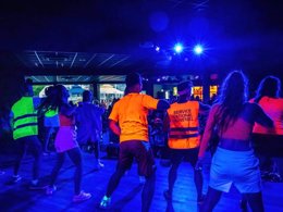 Camping Pas Cher vous présente avec son site Officiel campingpascher.fr, le Camping Les Pirons classé 5 étoiles, situé sur la commune de Les Sables D'olonne dans le département Vendée (Pays De La Loire) en France. Le camping Les Pirons vous propose un hébergement de type mobil-home de 30 m² pour 8 personnes (télévision). L'établissement vous propose 81 autres types d'hébergements. Découvrez tous nos séjours à petits prix dans la commune et aux alentours de Les Sables D'olonne du département : Vendée (Pays De La Loire). Les Avis clients pour le Camping Les Pirons sont excellents avec une note moyenne de 8 sur 10. Mer, Parc aquatique, Piscine couverte, Piscine extérieure, Animations familiales, Club ados, Club enfants, Aire de jeux enfants, Canoë-kayak, Centre équestre, Cyclisme, Golf, Jet-ski, Paddle, Ping-pong, Plongée, Pétanque, Salle de fitness, Salle de jeux vidéo, Structure gonflable enfants, Surf, Terrain multisports, Trampoline, Bar, Dépôt de pain, Plats à emporter, Restaurant, Snack/Bar, Supermarché, Épicerie,... En savoir plus : cliquez-ICI.