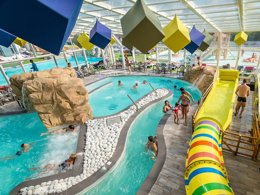 Camping Pas Cher vous présente avec son site Officiel campingpascher.fr, le Camping Les Pirons classé 5 étoiles, situé sur la commune de Les Sables D'olonne dans le département Vendée (Pays De La Loire) en France. Le camping Les Pirons vous propose un hébergement de type bungalow de 25 m² pour 5 personnes. L'établissement vous propose 81 autres types d'hébergements. Découvrez tous nos séjours à petits prix dans la commune et aux alentours de Les Sables D'olonne du département : Vendée (Pays De La Loire). Les Avis clients pour le Camping Les Pirons sont excellents avec une note moyenne de 8 sur 10. Mer, Parc aquatique, Piscine couverte, Piscine extérieure, Animations familiales, Club ados, Club enfants, Aire de jeux enfants, Canoë-kayak, Centre équestre, Cyclisme, Golf, Jet-ski, Paddle, Ping-pong, Plongée, Pétanque, Salle de fitness, Salle de jeux vidéo, Structure gonflable enfants, Surf, Terrain multisports, Trampoline, Bar, Dépôt de pain, Plats à emporter, Restaurant, Snack/Bar, Supermarché, Épicerie,... En savoir plus : cliquez-ICI.