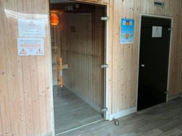 Camping Pas Cher vous présente avec son site Officiel campingpascher.fr, le Camping Les Pirons classé 5 étoiles, situé sur la commune de Les Sables D'olonne dans le département Vendée (Pays De La Loire) en France. Le camping Les Pirons vous propose un hébergement de type mobil-home de 28 m² pour 6 personnes (télévision). L'établissement vous propose 81 autres types d'hébergements. Découvrez tous nos séjours à petits prix dans la commune et aux alentours de Les Sables D'olonne du département : Vendée (Pays De La Loire). Les Avis clients pour le Camping Les Pirons sont excellents avec une note moyenne de 8 sur 10. Mer, Parc aquatique, Piscine couverte, Piscine extérieure, Animations familiales, Club ados, Club enfants, Aire de jeux enfants, Canoë-kayak, Centre équestre, Cyclisme, Golf, Jet-ski, Paddle, Ping-pong, Plongée, Pétanque, Salle de fitness, Salle de jeux vidéo, Structure gonflable enfants, Surf, Terrain multisports, Trampoline, Bar, Dépôt de pain, Plats à emporter, Restaurant, Snack/Bar, Supermarché, Épicerie,... En savoir plus : cliquez-ICI.