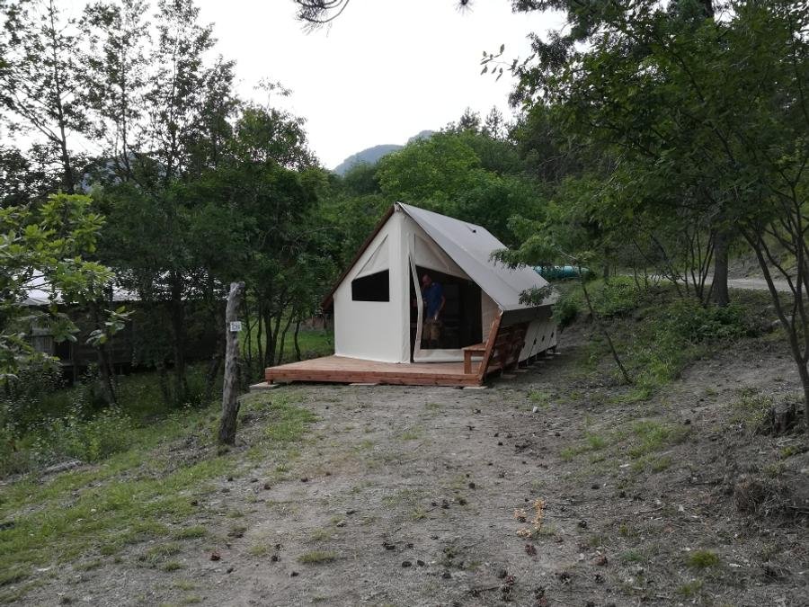 Camping Pas Cher vous présente avec son site Officiel campingpascher.fr, le Camping Flower Le Clot Du Jay classé 3 étoiles, situé sur la commune de Clamensane dans le département Alpes-de-haute-provence (Provence Alpes Côte D'azur) en France. Le camping Flower Le Clot Du Jay, vous présente un hébergement de type tente de 21 m². Le camping Flower Le Clot Du Jay vous propose du mardi 09 juin au mardi 16 juin 2026 pour 7 nuits à 259€. Cette location propose 58 dates différentes pour réserver votre séjour. Découvrez également les 12 autres gammes d'hébergements du camping. Les Avis clients pour le Camping Flower Le Clot Du Jay sont excellents avec une note moyenne de 9 sur 10. Piscine chauffée, Piscine extérieure, Animations familiales, Club enfants, Aire de jeux enfants, Canoë-kayak, Centre équestre, Pétanque, Randonnée, Terrain multisports, Dépôt de pain, Pizzeria, Plats à emporter, Snack/Bar, Épicerie,... En savoir plus : cliquez-ICI.