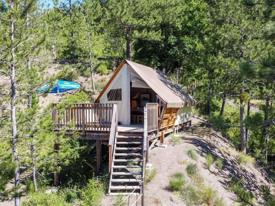 Camping Pas Cher vous présente avec son site Officiel campingpascher.fr, le Camping Flower Le Clot Du Jay classé 3 étoiles, situé sur la commune de Clamensane dans le département Alpes-de-haute-provence (Provence Alpes Côte D'azur) en France. Le camping Flower Le Clot Du Jay, vous présente un hébergement de type tente de 21 m² pour 1 personne. Le camping Flower Le Clot Du Jay vous propose du mardi 09 juin au mardi 16 juin 2026 pour 7 nuits à 273€. Cette location propose 41 dates différentes pour réserver votre séjour. Découvrez également les 12 autres gammes d'hébergements du camping. Les Avis clients pour le Camping Flower Le Clot Du Jay sont excellents avec une note moyenne de 9 sur 10. Piscine chauffée, Piscine extérieure, Animations familiales, Club enfants, Aire de jeux enfants, Canoë-kayak, Centre équestre, Pétanque, Randonnée, Terrain multisports, Dépôt de pain, Pizzeria, Plats à emporter, Snack/Bar, Épicerie,... En savoir plus : cliquez-ICI.