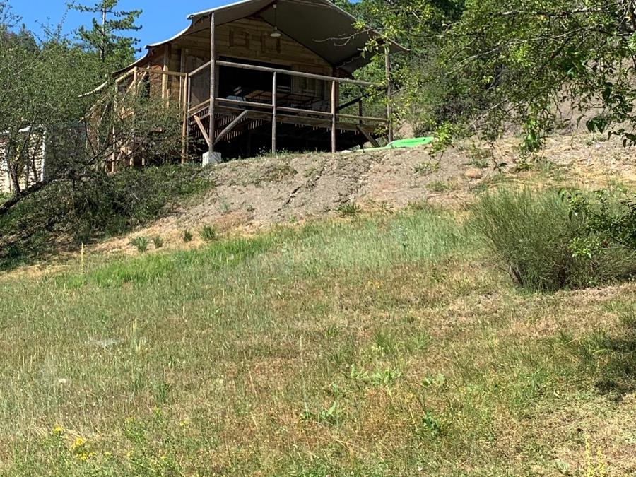 Camping Pas Cher vous présente avec son site Officiel campingpascher.fr, le Camping Flower Le Clot Du Jay classé 3 étoiles, situé sur la commune de Clamensane dans le département Alpes-de-haute-provence (Provence Alpes Côte D'azur) en France. Le camping Flower Le Clot Du Jay, vous présente un hébergement de type lodge de 34 m². Le camping Flower Le Clot Du Jay vous propose du sam. 06 juin au sam. 13 juin 2026 pour 7 nuits à 322€. Cette location propose 50 dates différentes pour réserver votre séjour. Découvrez également les 12 autres gammes d'hébergements du camping. Les Avis clients pour le Camping Flower Le Clot Du Jay sont excellents avec une note moyenne de 9 sur 10. Piscine chauffée, Piscine extérieure, Animations familiales, Club enfants, Aire de jeux enfants, Canoë-kayak, Centre équestre, Pétanque, Randonnée, Terrain multisports, Dépôt de pain, Pizzeria, Plats à emporter, Snack/Bar, Épicerie,... En savoir plus : cliquez-ICI.