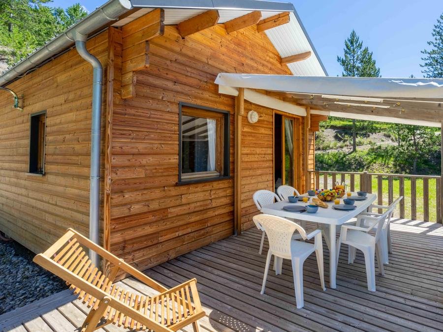 Camping Pas Cher vous présente avec son site Officiel campingpascher.fr, le Camping Flower Le Clot Du Jay classé 3 étoiles, situé sur la commune de Clamensane dans le département Alpes-de-haute-provence (Provence Alpes Côte D'azur) en France. Le camping Flower Le Clot Du Jay vous propose un hébergement de type chalet de 35 m² (télévision). L'établissement vous propose 12 autres types d'hébergements. Découvrez tous nos séjours à petits prix dans la commune et aux alentours de Clamensane du département : Alpes-de-haute-provence (Provence Alpes Côte D'azur). Les Avis clients pour le Camping Flower Le Clot Du Jay sont excellents avec une note moyenne de 9 sur 10. Piscine chauffée, Piscine extérieure, Animations familiales, Club enfants, Aire de jeux enfants, Canoë-kayak, Centre équestre, Pétanque, Randonnée, Terrain multisports, Dépôt de pain, Pizzeria, Plats à emporter, Snack/Bar, Épicerie,... En savoir plus : cliquez-ICI.