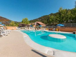 Camping Pas Cher vous présente avec son site Officiel campingpascher.fr, le Camping Flower Le Clot Du Jay classé 3 étoiles, situé sur la commune de Clamensane dans le département Alpes-de-haute-provence (Provence Alpes Côte D'azur) en France. Le camping Flower Le Clot Du Jay, vous présente un hébergement de type lodge de 34 m². Le camping Flower Le Clot Du Jay vous propose du sam. 06 juin au sam. 13 juin 2026 pour 7 nuits à 322€. Cette location propose 50 dates différentes pour réserver votre séjour. Découvrez également les 12 autres gammes d'hébergements du camping. Les Avis clients pour le Camping Flower Le Clot Du Jay sont excellents avec une note moyenne de 9 sur 10. Piscine chauffée, Piscine extérieure, Animations familiales, Club enfants, Aire de jeux enfants, Canoë-kayak, Centre équestre, Pétanque, Randonnée, Terrain multisports, Dépôt de pain, Pizzeria, Plats à emporter, Snack/Bar, Épicerie,... En savoir plus : cliquez-ICI.
