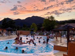 Camping Pas Cher vous présente avec son site Officiel campingpascher.fr, le Camping Flower Le Clot Du Jay classé 3 étoiles, situé sur la commune de Clamensane dans le département Alpes-de-haute-provence (Provence Alpes Côte D'azur) en France. Le camping Flower Le Clot Du Jay, vous présente un hébergement de type lodge de 34 m². Le camping Flower Le Clot Du Jay vous propose du sam. 06 juin au sam. 13 juin 2026 pour 7 nuits à 322€. Cette location propose 46 dates différentes pour réserver votre séjour. Découvrez également les 11 autres gammes d'hébergements du camping. Les Avis clients pour le Camping Flower Le Clot Du Jay sont excellents avec une note moyenne de 9 sur 10. Piscine chauffée, Piscine extérieure, Animations familiales, Club enfants, Aire de jeux enfants, Canoë-kayak, Centre équestre, Pétanque, Randonnée, Terrain multisports, Dépôt de pain, Pizzeria, Plats à emporter, Snack/Bar, Épicerie,... En savoir plus : cliquez-ICI.