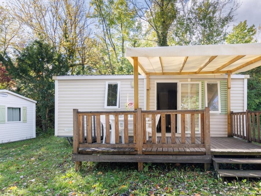 Camping Pas Cher vous présente avec son site Officiel campingpascher.fr, le Camping De La Croze classé 3 étoiles, situé sur la commune de Chatel Guyon dans le département Puy-de-dôme (Auvergne) en France. Le camping De La Croze vous propose un hébergement de type mobil-home de 28 m² pour 4 personnes (télévision). Cet hébergement propose plus de 44 dates différentes pour réserver ! Pour dévouvrir la période la moins chère, consultez la rubrique 'Tarifs' et sélectionnez votre mois de départ. L'établissement vous propose 8 autres types d'hébergements. Découvrez tous nos séjours à petits prix dans la commune et aux alentours de Chatel Guyon du département : Puy-de-dôme (Auvergne). Les Avis clients pour le Camping De La Croze sont excellents avec une note moyenne de 9 sur 10. Lac, Piscine chauffée, Piscine extérieure, Animation enfants, Aire de jeux enfants, Ping-pong, Pétanque, Randonnée, Trampoline, Bar, Dépôt de pain, Plats à emporter, Snack/Bar,... En savoir plus : cliquez-ICI.