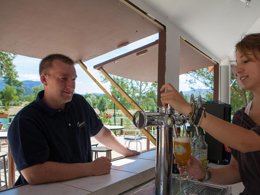 Camping Pas Cher vous présente avec son site Officiel campingpascher.fr, le Camping Le Lac Bleu - Ciela Village classé 3 étoiles, situé sur la commune de Chatillon En Diois dans le département Drome (Rhône Alpes) en France. Le camping Le Lac Bleu - Ciela Village, vous présente un hébergement de type mobil-home de 27 m² pour 4 personnes avec climatisation et télévision. Le camping Le Lac Bleu - Ciela Village vous propose du lundi 25 mai au lundi 01 juin 2026, en promotion à -14% pour 7 nuits à 295,80 € au lieu de 348,0 € soit une Économie de 52,20 €. Cette location propose 88 dates différentes pour réserver votre séjour. Découvrez également les 7 autres gammes d'hébergements du camping. Les Avis clients pour le Camping Le Lac Bleu - Ciela Village sont excellents avec une note moyenne de 8 sur 10. Lac, Piscine couverte, Animations familiales, Club enfants, Aire de jeux enfants, Centre équestre, Court de tennis, Ping-pong, Piscine, Pétanque, Structure gonflable enfants, Terrain de volley-ball, Trampoline, Bar, Dépôt de pain, Plats à emporter, Restaurant, Snack/Bar, Épicerie,... En savoir plus : cliquez-ICI.