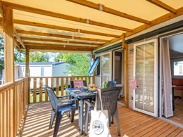 Camping Pas Cher vous présente avec son site Officiel campingpascher.fr, le Camping Le Lac Bleu - Ciela Village classé 3 étoiles, situé sur la commune de Chatillon En Diois dans le département Drome (Rhône Alpes) en France. Le camping Le Lac Bleu - Ciela Village, vous présente un hébergement de type mobil-home de 27 m² pour 4 personnes avec climatisation et télévision. Le camping Le Lac Bleu - Ciela Village vous propose du lundi 25 mai au lundi 01 juin 2026, en promotion à -14% pour 7 nuits à 295,80 € au lieu de 348,0 € soit une Économie de 52,20 €. Cette location propose 88 dates différentes pour réserver votre séjour. Découvrez également les 7 autres gammes d'hébergements du camping. Les Avis clients pour le Camping Le Lac Bleu - Ciela Village sont excellents avec une note moyenne de 8 sur 10. Lac, Piscine couverte, Animations familiales, Club enfants, Aire de jeux enfants, Centre équestre, Court de tennis, Ping-pong, Piscine, Pétanque, Structure gonflable enfants, Terrain de volley-ball, Trampoline, Bar, Dépôt de pain, Plats à emporter, Restaurant, Snack/Bar, Épicerie,... En savoir plus : cliquez-ICI.