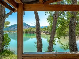 Camping Pas Cher vous présente avec son site Officiel campingpascher.fr, le Camping Le Lac Bleu - Ciela Village classé 3 étoiles, situé sur la commune de Chatillon En Diois dans le département Drome (Rhône Alpes) en France. Le camping Le Lac Bleu - Ciela Village, vous présente un hébergement de type mobil-home de 25 m² pour 4 personnes avec climatisation et télévision. Le camping Le Lac Bleu - Ciela Village vous propose du lundi 25 mai au lundi 01 juin 2026, en promotion à -15% pour 7 nuits à 283,90 € au lieu de 334,0 € soit une Économie de 50,10 €. Cette location propose 70 dates différentes pour réserver votre séjour. Découvrez également les 7 autres gammes d'hébergements du camping. Les Avis clients pour le Camping Le Lac Bleu - Ciela Village sont excellents avec une note moyenne de 8 sur 10. Lac, Piscine couverte, Animations familiales, Club enfants, Aire de jeux enfants, Centre équestre, Court de tennis, Ping-pong, Piscine, Pétanque, Structure gonflable enfants, Terrain de volley-ball, Trampoline, Bar, Dépôt de pain, Plats à emporter, Restaurant, Snack/Bar, Épicerie,... En savoir plus : cliquez-ICI.