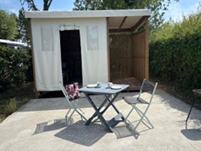 Cliquez pour découvrir toutes les photos de l'HÉBERGEMENT ! tente en toile et bois - Le Robinson photo 2