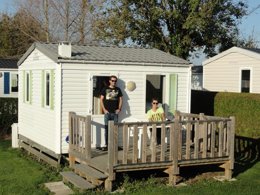 Camping Pas Cher vous présente avec son site Officiel campingpascher.fr, le Camping Le Robinson classé 3 étoiles, situé sur la commune de Colleville Sur Mer dans le département Calvados (Basse Normandie) en France. Le camping Le Robinson vous propose un hébergement de type mobil-home de 22 m² pour 1 personne. L'établissement vous propose 9 autres types d'hébergements. Découvrez tous nos séjours à petits prix dans la commune et aux alentours de Colleville Sur Mer du département : Calvados (Basse Normandie). Les Avis clients pour le Camping Le Robinson sont excellents avec une note moyenne de 8 sur 10. Piscine chauffée, Piscine couverte, Animations familiales, Aire de jeux enfants, Baby-foot, Flipper, Pétanque, Randonnée, Salle de jeux vidéo, Dépôt de pain, Snack/Bar,... En savoir plus : cliquez-ICI.