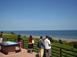 Camping Pas Cher vous présente avec son site Officiel campingpascher.fr, le Camping Le Robinson classé 3 étoiles, situé sur la commune de Colleville Sur Mer dans le département Calvados (Basse Normandie) en France. Le camping Le Robinson vous propose un hébergement de type mobil-home de 25 m² pour 1 personne. L'établissement vous propose 9 autres types d'hébergements. Découvrez tous nos séjours à petits prix dans la commune et aux alentours de Colleville Sur Mer du département : Calvados (Basse Normandie). Les Avis clients pour le Camping Le Robinson sont excellents avec une note moyenne de 8 sur 10. Piscine chauffée, Piscine couverte, Animations familiales, Aire de jeux enfants, Baby-foot, Flipper, Pétanque, Randonnée, Salle de jeux vidéo, Dépôt de pain, Snack/Bar,... En savoir plus : cliquez-ICI.