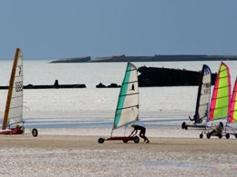 Camping Pas Cher vous présente avec son site Officiel campingpascher.fr, le Camping Le Robinson classé 3 étoiles, situé sur la commune de Colleville Sur Mer dans le département Calvados (Basse Normandie) en France. Le camping Le Robinson vous propose un hébergement de type mobil-home de 31 m² pour 1 personne. L'établissement vous propose 9 autres types d'hébergements. Découvrez tous nos séjours à petits prix dans la commune et aux alentours de Colleville Sur Mer du département : Calvados (Basse Normandie). Les Avis clients pour le Camping Le Robinson sont excellents avec une note moyenne de 8 sur 10. Piscine chauffée, Piscine couverte, Animations familiales, Aire de jeux enfants, Baby-foot, Flipper, Pétanque, Randonnée, Salle de jeux vidéo, Dépôt de pain, Snack/Bar,... En savoir plus : cliquez-ICI.