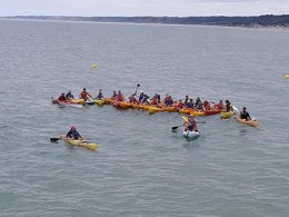 Camping Pas Cher vous présente avec son site Officiel campingpascher.fr, le Camping Le Robinson classé 3 étoiles, situé sur la commune de Colleville Sur Mer dans le département Calvados (Basse-normandie) en France. Le camping Le Robinson vous propose un hébergement de type mobil-home de 25 m² pour 1 personne. L'établissement vous propose 10 autres types d'hébergements. Découvrez tous nos séjours à petits prix dans la commune et aux alentours de Colleville Sur Mer du département : Calvados (Basse-normandie). Les Avis clients pour le Camping Le Robinson sont excellents avec une note moyenne de 8 sur 10. Piscine chauffée, Piscine couverte, Animations familiales, Aire de jeux enfants, Baby-foot, Flipper, Pétanque, Randonnée, Salle de jeux vidéo, Dépôt de pain, Snack/Bar,... En savoir plus : cliquez-ICI.