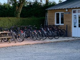 Camping Pas Cher vous présente avec son site Officiel campingpascher.fr, le Camping Le Robinson classé 3 étoiles, situé sur la commune de Colleville Sur Mer dans le département Calvados (Basse Normandie) en France. Le camping Le Robinson vous propose un hébergement de type mobil-home de 22 m² pour 4 personnes. L'établissement vous propose 9 autres types d'hébergements. Découvrez tous nos séjours à petits prix dans la commune et aux alentours de Colleville Sur Mer du département : Calvados (Basse Normandie). Les Avis clients pour le Camping Le Robinson sont excellents avec une note moyenne de 8 sur 10. Piscine chauffée, Piscine couverte, Animations familiales, Aire de jeux enfants, Baby-foot, Flipper, Pétanque, Randonnée, Salle de jeux vidéo, Dépôt de pain, Snack/Bar,... En savoir plus : cliquez-ICI.