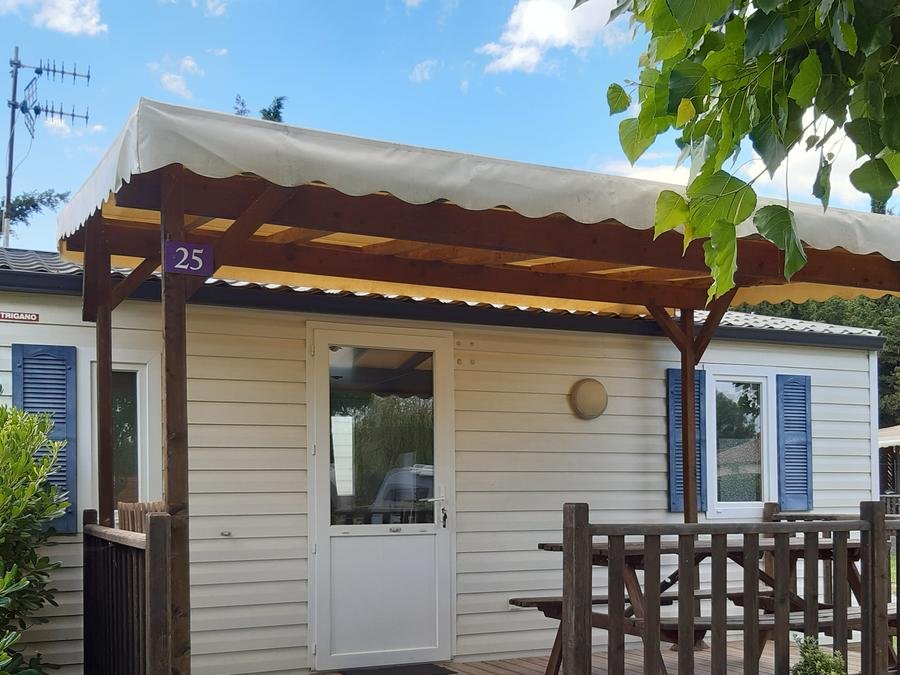 Camping Pas Cher vous présente avec son site Officiel campingpascher.fr, le Camping Les Peupliers classé 3 étoiles, situé sur la commune de Colombiers dans le département Hérault (Languedoc Roussillon) en France. Le camping Les Peupliers, vous présente un hébergement de type mobil-home et télévision. Le camping Les Peupliers vous propose du vendredi 05 juin au vendredi 12 juin 2026 avec un DÉPART DEMAIN pour 7 nuits à 290€. Cette location propose 6 dates différentes pour réserver votre séjour. Découvrez également les 7 autres gammes d'hébergements du camping. Les Avis clients pour le Camping Les Peupliers sont excellents avec une note moyenne de 9 sur 10. MerRivière, Piscine extérieure, Animations familiales, Aire de jeux enfants, Centre équestre, Court de tennis, Cyclisme, Ping-pong, Piscine, Plongée, Pétanque, Randonnée, Bar, Dépôt de pain, Pizzeria, Restaurant,... En savoir plus : cliquez-ICI.