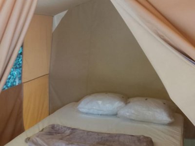 Cliquez pour découvrir toutes les photos de l'HÉBERGEMENT ! tente en toile et bois - Les Peupliers photo 3