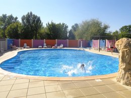 Camping Pas Cher vous présente avec son site Officiel campingpascher.fr, le Camping Les Peupliers classé 3 étoiles, situé sur la commune de Colombiers dans le département Hérault (Languedoc Roussillon) en France. Le camping Les Peupliers vous propose un hébergement de type mobil-home de 30 m² pour 4 personnes. Cet hébergement propose plus de 6 dates différentes pour réserver ! Pour dévouvrir la période la moins chère, consultez la rubrique 'Tarifs' et sélectionnez votre mois de départ. L'établissement vous propose 7 autres types d'hébergements. Découvrez tous nos séjours à petits prix dans la commune et aux alentours de Colombiers du département : Hérault (Languedoc Roussillon). Les Avis clients pour le Camping Les Peupliers sont excellents avec une note moyenne de 9 sur 10. MerRivière, Piscine extérieure, Animations familiales, Aire de jeux enfants, Centre équestre, Court de tennis, Cyclisme, Ping-pong, Piscine, Plongée, Pétanque, Randonnée, Bar, Dépôt de pain, Pizzeria, Restaurant,... En savoir plus : cliquez-ICI.