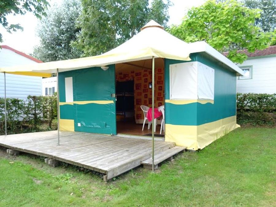 Camping Pas Cher vous présente avec son site Officiel campingpascher.fr, le Camping La Vie classé 3 étoiles, situé sur la commune de Commequiers dans le département Vendée (Pays De La Loire) en France. Le camping La Vie vous propose un hébergement de type tente de 20 m² pour 4 personnes. Cet hébergement propose plus de 47 dates différentes pour réserver ! Pour dévouvrir la période la moins chère, consultez la rubrique 'Tarifs' et sélectionnez votre mois de départ. L'établissement vous propose 4 autres types d'hébergements. Découvrez tous nos séjours à petits prix dans la commune et aux alentours de Commequiers du département : Vendée (Pays De La Loire). Les Avis clients pour le Camping La Vie sont excellents avec une note moyenne de 8 sur 10. MerÉtang, Piscine chauffée, Piscine couverte, Animations familiales, Aire de jeux enfants, Cyclisme, Ping-pong, Piscine, Pétanque, Randonnée, Salle de jeux vidéo, Terrain multisports, Bar, Dépôt de pain, Plats à emporter, Snack/Bar, Épicerie,... En savoir plus : cliquez-ICI.