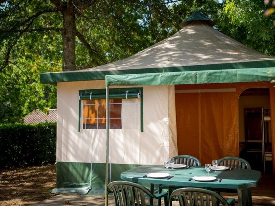 Camping Pas Cher vous présente avec son site Officiel campingpascher.fr, le Camping La Vie classé 3 étoiles, situé sur la commune de Commequiers dans le département Vendée (Pays De La Loire) en France. Le camping La Vie vous propose un hébergement de type tente de 20 m² pour 5 personnes. Cet hébergement propose plus de 50 dates différentes pour réserver ! Pour dévouvrir la période la moins chère, consultez la rubrique 'Tarifs' et sélectionnez votre mois de départ. L'établissement vous propose 4 autres types d'hébergements. Découvrez tous nos séjours à petits prix dans la commune et aux alentours de Commequiers du département : Vendée (Pays De La Loire). Les Avis clients pour le Camping La Vie sont excellents avec une note moyenne de 8 sur 10. MerÉtang, Piscine chauffée, Piscine couverte, Animations familiales, Aire de jeux enfants, Cyclisme, Ping-pong, Piscine, Pétanque, Randonnée, Salle de jeux vidéo, Terrain multisports, Bar, Dépôt de pain, Plats à emporter, Snack/Bar, Épicerie,... En savoir plus : cliquez-ICI.