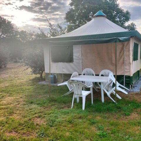 Cliquez pour découvrir toutes les photos de l'HÉBERGEMENT ! tente toile et bois - La Vie photo 2
