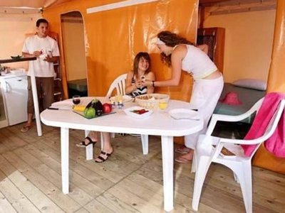 Cliquez pour découvrir toutes les photos de l'HÉBERGEMENT ! tente - La Vie photo 3