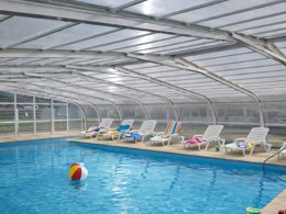Camping Pas Cher vous présente avec son site Officiel campingpascher.fr, le Camping La Vie classé 3 étoiles, situé sur la commune de Commequiers dans le département Vendée (Pays De La Loire) en France. Le camping La Vie vous propose un hébergement de type tente de 20 m² pour 4 personnes. Cet hébergement propose plus de 47 dates différentes pour réserver ! Pour dévouvrir la période la moins chère, consultez la rubrique 'Tarifs' et sélectionnez votre mois de départ. L'établissement vous propose 4 autres types d'hébergements. Découvrez tous nos séjours à petits prix dans la commune et aux alentours de Commequiers du département : Vendée (Pays De La Loire). Les Avis clients pour le Camping La Vie sont excellents avec une note moyenne de 8 sur 10. MerÉtang, Piscine chauffée, Piscine couverte, Animations familiales, Aire de jeux enfants, Cyclisme, Ping-pong, Piscine, Pétanque, Randonnée, Salle de jeux vidéo, Terrain multisports, Bar, Dépôt de pain, Plats à emporter, Snack/Bar, Épicerie,... En savoir plus : cliquez-ICI.