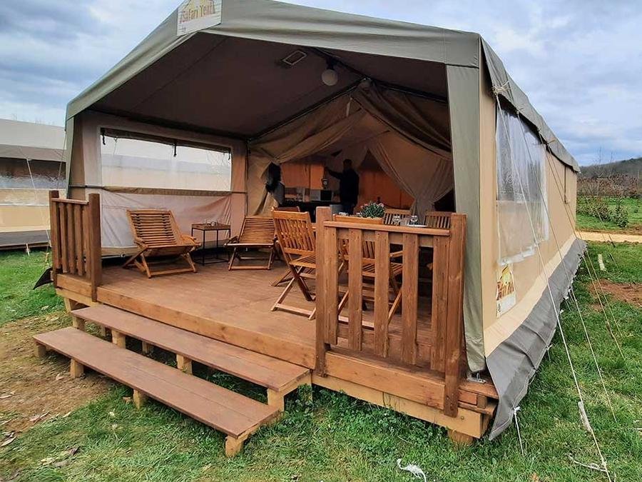 Camping Pas Cher vous présente avec son site Officiel campingpascher.fr, le Camping Les Chênes Clairs classé 3 étoiles, situé sur la commune de Condat dans le département Lot (Midi Pyrénées) en France. Le camping Les Chênes Clairs, vous présente un hébergement de type tente en toile et bois de 15 m² pour 3 personnes. Le camping Les Chênes Clairs vous propose du sam. 06 juin au sam. 13 juin 2026 pour 7 nuits à 308€. Cette location propose 12 dates différentes pour réserver votre séjour. Découvrez également les 5 autres gammes d'hébergements du camping. Les Avis clients pour le Camping Les Chênes Clairs sont de 7 sur 10. Piscine extérieure, Animations familiales, Aire de jeux enfants, Baby-foot, Canoë-kayak, Ping-pong, Pétanque, Terrain multisports, Trampoline, Bar, Dépôt de pain, Plats à emporter, Snack/Bar, Supermarché,... En savoir plus : cliquez-ICI.
