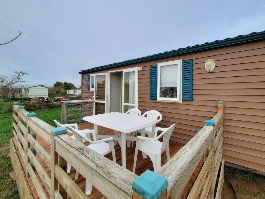 Camping Pas Cher vous présente avec son site Officiel campingpascher.fr, le Camping Les Chênes Clairs classé 3 étoiles, situé sur la commune de Condat dans le département Lot (Midi Pyrénées) en France. Le camping Les Chênes Clairs, vous présente un hébergement de type mobil-home de 28 m² pour 3 personnes et télévision. Le camping Les Chênes Clairs vous propose du sam. 06 juin au sam. 13 juin 2026 pour 7 nuits à 429€. Cette location propose 17 dates différentes pour réserver votre séjour. Découvrez également les 5 autres gammes d'hébergements du camping. Les Avis clients pour le Camping Les Chênes Clairs sont de 7 sur 10. Piscine extérieure, Animations familiales, Aire de jeux enfants, Baby-foot, Canoë-kayak, Ping-pong, Pétanque, Terrain multisports, Trampoline, Bar, Dépôt de pain, Plats à emporter, Snack/Bar, Supermarché,... En savoir plus : cliquez-ICI.