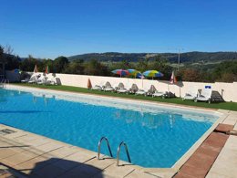 Camping Pas Cher vous présente avec son site Officiel campingpascher.fr, le Camping Les Chênes Clairs classé 3 étoiles, situé sur la commune de Condat dans le département Lot (Midi Pyrénées) en France. Le camping Les Chênes Clairs, vous présente un hébergement de type mobil-home de 30 m² pour 4 personnes et télévision. Le camping Les Chênes Clairs vous propose du sam. 06 juin au sam. 13 juin 2026 pour 7 nuits à 330€. Cette location propose 16 dates différentes pour réserver votre séjour. Découvrez également les 5 autres gammes d'hébergements du camping. Les Avis clients pour le Camping Les Chênes Clairs sont de 7 sur 10. Piscine extérieure, Animations familiales, Aire de jeux enfants, Baby-foot, Canoë-kayak, Ping-pong, Pétanque, Terrain multisports, Trampoline, Bar, Dépôt de pain, Plats à emporter, Snack/Bar, Supermarché,... En savoir plus : cliquez-ICI.