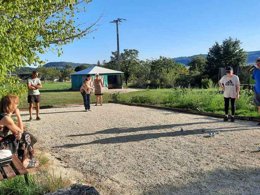 Camping Pas Cher vous présente avec son site Officiel campingpascher.fr, le Camping Les Chênes Clairs classé 3 étoiles, situé sur la commune de Condat dans le département Lot (Midi Pyrénées) en France. Le camping Les Chênes Clairs, vous présente un hébergement de type tente en toile et bois de 15 m² pour 3 personnes. Le camping Les Chênes Clairs vous propose du sam. 18 avril au sam. 25 avril 2026 pour 7 nuits à 308€. Cette location propose 24 dates différentes pour réserver votre séjour. Découvrez également les 5 autres gammes d'hébergements du camping. Les Avis clients pour le Camping Les Chênes Clairs sont de 7 sur 10. Piscine extérieure, Animations familiales, Aire de jeux enfants, Baby-foot, Canoë-kayak, Ping-pong, Pétanque, Terrain multisports, Trampoline, Bar, Dépôt de pain, Plats à emporter, Snack/Bar, Supermarché,... En savoir plus : cliquez-ICI.