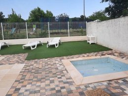 Camping Pas Cher vous présente avec son site Officiel campingpascher.fr, le Camping Les Chênes Clairs classé 3 étoiles, situé sur la commune de Condat dans le département Lot (Midi Pyrénées) en France. Le camping Les Chênes Clairs, vous présente un hébergement de type mobil-home de 30 m² pour 4 personnes et télévision. Le camping Les Chênes Clairs vous propose du sam. 18 avril au sam. 25 avril 2026 pour 7 nuits à 330€. Cette location propose 24 dates différentes pour réserver votre séjour. Découvrez également les 5 autres gammes d'hébergements du camping. Les Avis clients pour le Camping Les Chênes Clairs sont de 7 sur 10. Piscine extérieure, Animations familiales, Aire de jeux enfants, Baby-foot, Canoë-kayak, Ping-pong, Pétanque, Terrain multisports, Trampoline, Bar, Dépôt de pain, Plats à emporter, Snack/Bar, Supermarché,... En savoir plus : cliquez-ICI.