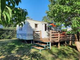 Camping Pas Cher vous présente avec son site Officiel campingpascher.fr, le Camping Les Chênes Clairs classé 3 étoiles, situé sur la commune de Condat dans le département Lot (Midi Pyrénées) en France. Le camping Les Chênes Clairs, vous présente un hébergement de type mobil-home de 20 m² pour 4 personnes et télévision. Le camping Les Chênes Clairs vous propose du sam. 18 avril au sam. 25 avril 2026 pour 7 nuits à 275€. Cette location propose 24 dates différentes pour réserver votre séjour. Découvrez également les 5 autres gammes d'hébergements du camping. Les Avis clients pour le Camping Les Chênes Clairs sont de 7 sur 10. Piscine extérieure, Animations familiales, Aire de jeux enfants, Baby-foot, Canoë-kayak, Ping-pong, Pétanque, Terrain multisports, Trampoline, Bar, Dépôt de pain, Plats à emporter, Snack/Bar, Supermarché,... En savoir plus : cliquez-ICI.