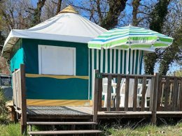 Camping Pas Cher vous présente avec son site Officiel campingpascher.fr, le Camping Les Chênes Clairs classé 3 étoiles, situé sur la commune de Condat dans le département Lot (Midi Pyrénées) en France. Le camping Les Chênes Clairs, vous présente un hébergement de type bungalow toilé de 15 m² pour 3 personnes. Le camping Les Chênes Clairs vous propose du sam. 18 avril au sam. 25 avril 2026 pour 7 nuits à 242€. Cette location propose 24 dates différentes pour réserver votre séjour. Découvrez également les 5 autres gammes d'hébergements du camping. Les Avis clients pour le Camping Les Chênes Clairs sont de 7 sur 10. Piscine extérieure, Animations familiales, Aire de jeux enfants, Baby-foot, Canoë-kayak, Ping-pong, Pétanque, Terrain multisports, Trampoline, Bar, Dépôt de pain, Plats à emporter, Snack/Bar, Supermarché,... En savoir plus : cliquez-ICI.